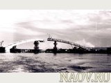 Сведение первых полусводов нового моста, вид с Енисея. Алексеев А., фотография 1958 года.
