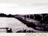 Новый коммунальный мост без дорожного полотна с правого берега в Красноярске, на переднем плане понтонный мост. Алексеев А., фотография 1959 года. 
