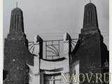 Верх центрального рризалита на главном фасаде, фотография Е. Ванслава, 1985 год.