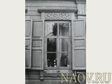 Окно со ставнями и резным декором. Фотография Е.Ванслава, 1988 год.