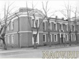 Восточный, главный фасад жилого корпуса учительской семинарии в Красноярске. Ванслав Е., 1987 год.

