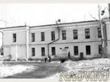Западный фасад жилого корпуса учительской семинарии. Ванслав Е., 1987 год.


