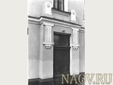Центральный (восточный) вход в жилой корпус учительской семинарии. Ванслав Е., 1987 год.

