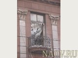 Балкон третьего этажа, В окно видны обгоревшие балки чердачного перекрытия.
Разваляев Е.О., фотография 2011 года
