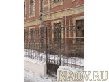 Кованая калитка в ограде Архиерейского дома
Автор фотографии - Разваляев Е.О., фотография 2011 года