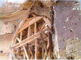 Реставрация Покровской церкви, воссоздание арочного портала правого придела. Фотография Шумова К.Ю., 2007 год.

