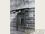 Дверь на главном фасаде. Автор фотографии А. Семененко, 1989 год.